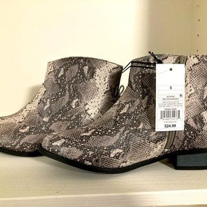 NWT Girls SZ 5 Cat and Jack faux snakeskin booties